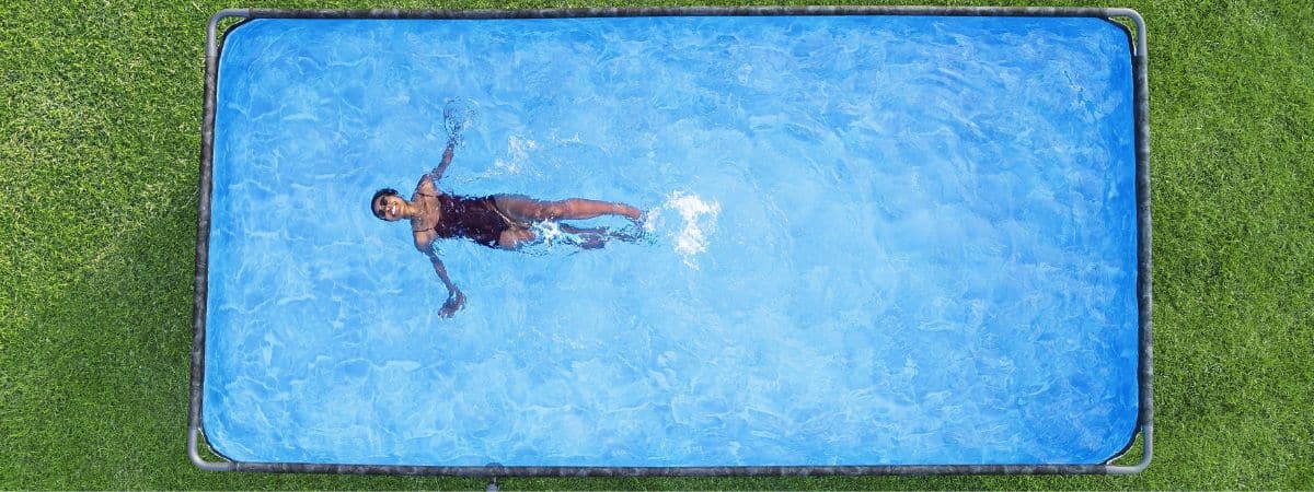 Piscina tubular instalada en un jardín moderno 