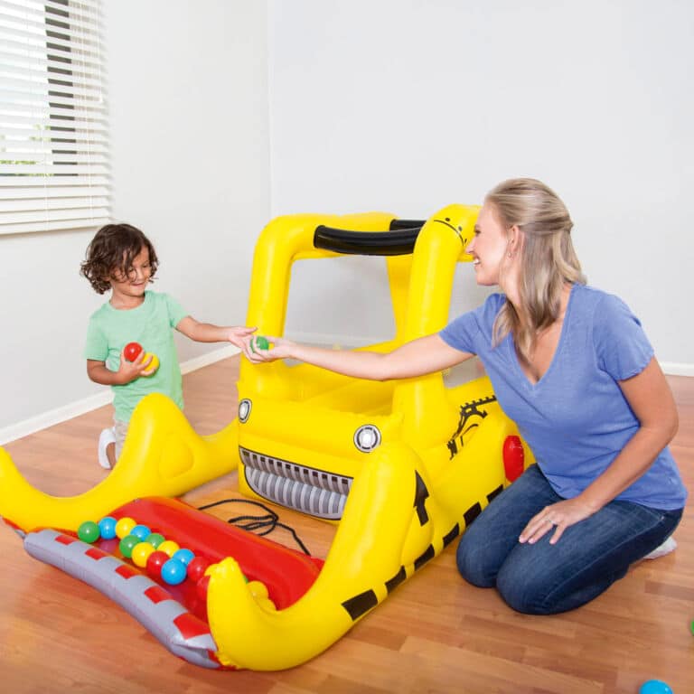 Piscina de bolas con forma de excavadora Up In & Over