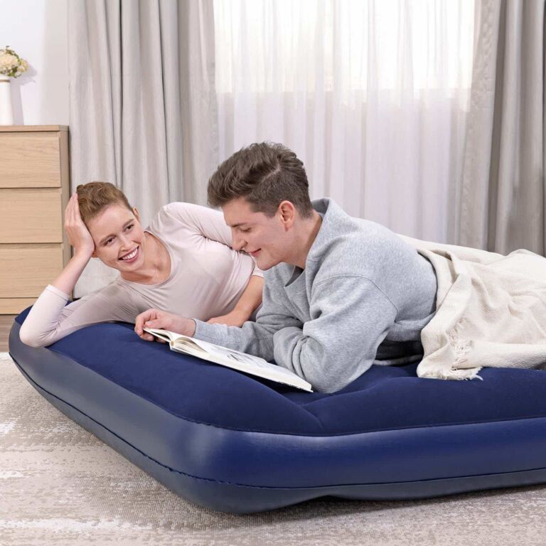 Colchón de aire 2,03 m x 1,52 m x 28 cm con bomba de pie incorporada Bestway. Queen