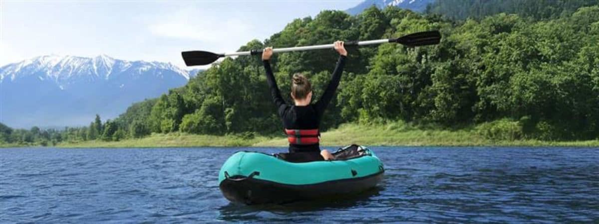 Lago tranquilo rodeado de nieve para explorar en invierno